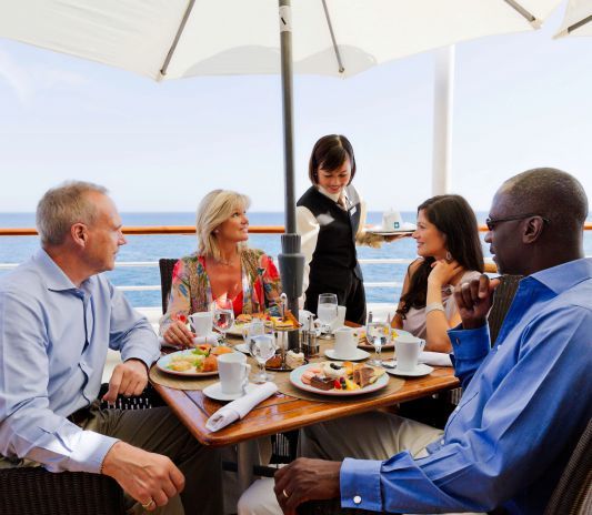 desayunando en cubeirta