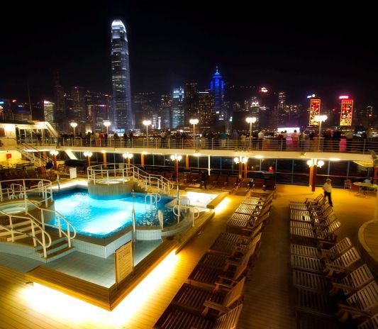 skyline hong kong de noche desde la piscina