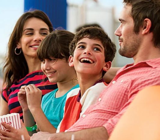 cine exterior familia