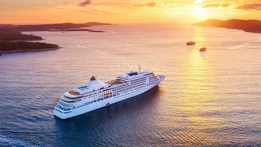 Crucero navegando al atardecer