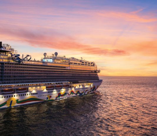norwegian encore barco atardecer
