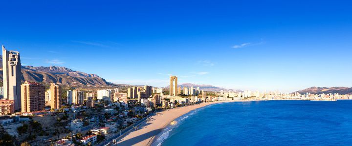 Visitando Alicante (España), Civitavecchia (Roma), Génova (Italia), Marsella (Francia), Málaga, Portimao (Portugal), Casablanca (Marruecos), Gibraltar (Inglaterra) y Alicante (España)