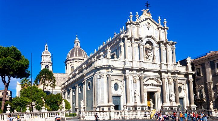 Visitando Catania (Sicilia)Skyline del Etna - Experiencia a bordo, Taranto (Italia), Argostoli (Grecia), Mykonos (Grecia), Bahía de Mykonos - Experiencia a bordo, Bahía de Mykonos - Experiencia a bordo, Atenas (Grecia), Cabo Sounion - Experiencia a bordo, La Valletta (Malta), Catania (Sicilia)
