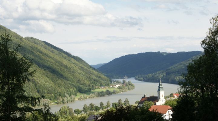 Visitando Engelhartszell (Austria), Dürnstein (Austria), Viena (Austria), Budapest (Hungría), Budapest (Hungría), Bratislava (Eslovaquia), Melk (Austria) y Engelhartszell (Austria)