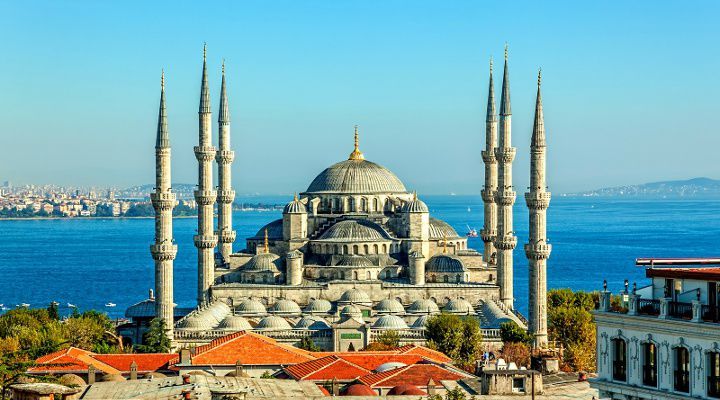 Visitando Estambul (Turquía), Canakkale (Turquía), Kavala (Grecia), Tesalónica (Grecia), Mytilene (Grecia), Esmirna (Turquía), Bodrum (Turquia), Heraklion (Creta), Santorini (Grecia), Mykonos (Grecia) y Atenas (Grecia)