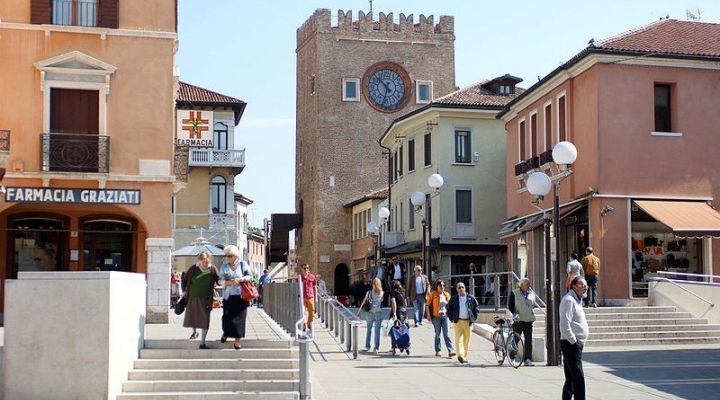 Visitando Marghera (Venecia/Italia)Laguna de Venecia - Experiencia a bordo, Bari (Italia), Corfú (Grecia), Mar Jónico - Experiencia a bordo, Mar Jónico - Experiencia a bordo, Argostoli (Grecia), Kotor (Montenegro), Dubrovnik (Croacia), Zadar (Croacia), Marghera (Venecia/Italia)