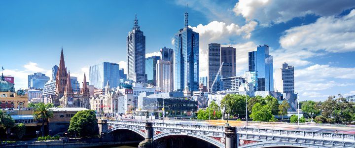 Visitando Melbourne (Australia), Eden (Nueva Gales), Sydney (Australia), Sydney (Australia), Milfjord Sound (Nueva Zelanda), Dunedin (Nueva Zelanda), Christchurch (Nueva Zelanda), Wellington (Nueva Zelanda), PICTON -  NEW ZEALAND, Napier (Nueva Zelanda), Gisborne (Nueva Zelanda), Tauranga (Nueva Zelanda), Bay of Islands (Nueva Zelanda) y Auckland (Nueva Zelanda)